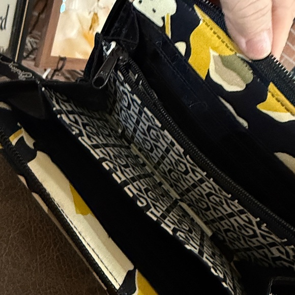 Vera Bradley Zip Around Wallet! Like New! Beautiful Dogwoods!🌸🌸🌸 - Picture 4 of 4